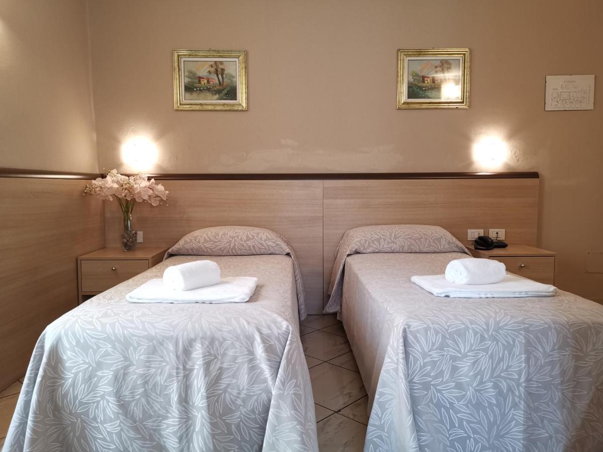 Hotel Brianza Milan Bagian luar foto