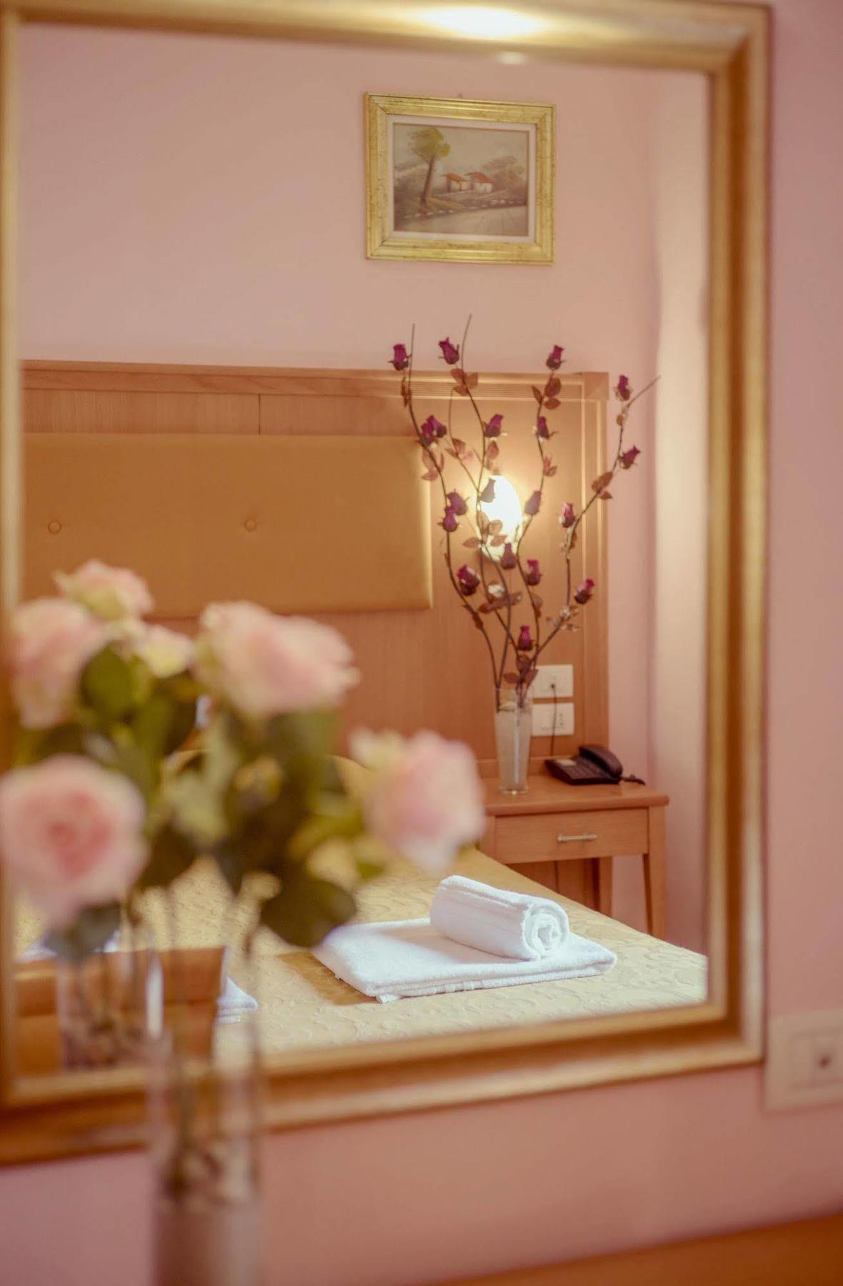 Hotel Brianza Milan Bagian luar foto